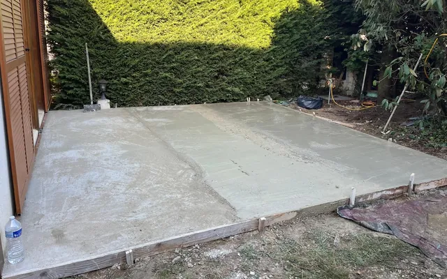 Dalle béton coffrée et talochée dans un jardin