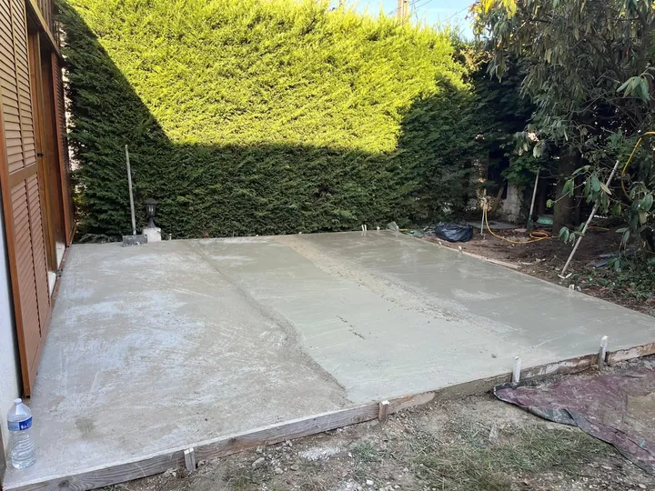 Dalle béton coffrée et talochée dans un jardin