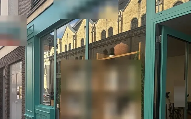Devanture repeinte en vert d'eau après rénovation