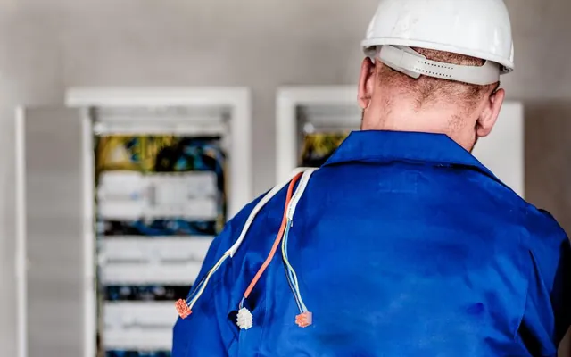 Électricien au travail sur un tableau électrique