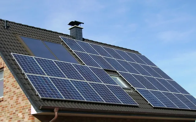 Panneaux photovoltaïques sur une toiture en tuiles