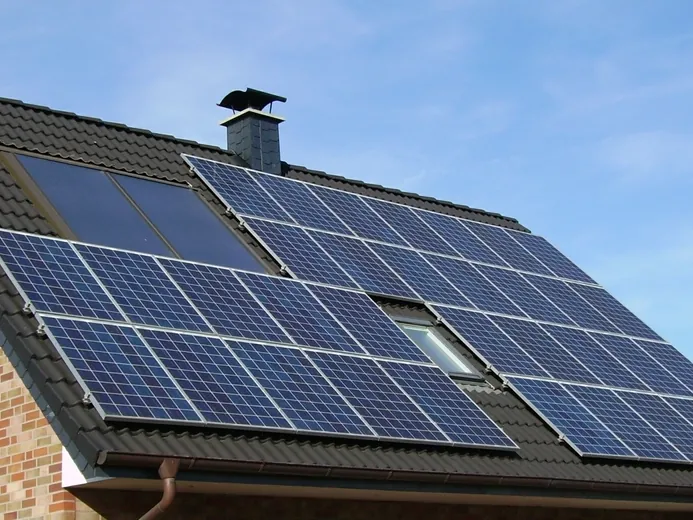 Panneaux photovoltaïques sur une toiture en tuiles