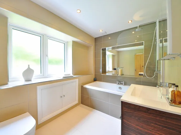 Salle de bain rénovée avec baignoire et meuble vasque