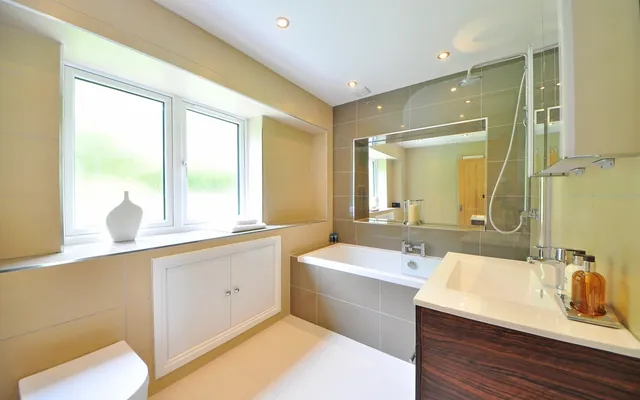 Salle de bain rénovée avec baignoire et meuble vasque