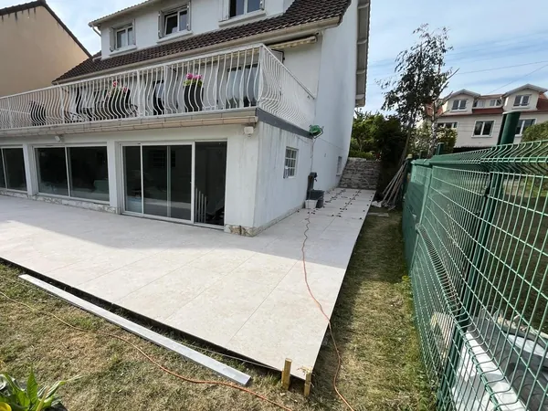 Résultat : carrelage extérieur grand format posé sur la dalle