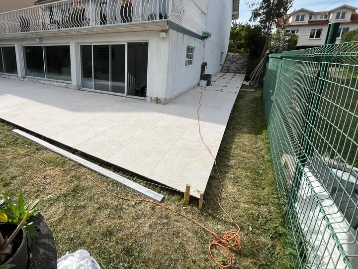 Carrelage extérieur grand format posé sur une terrasse