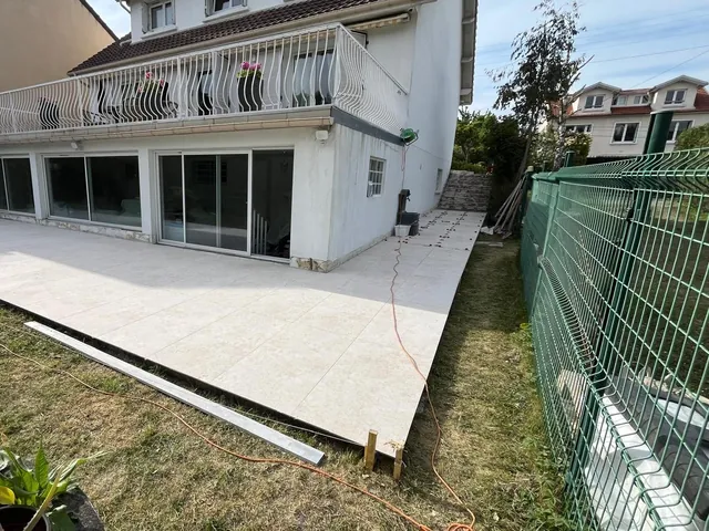 Résultat : carrelage extérieur grand format posé sur la dalle