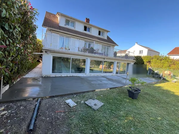 Étape 1 : la dalle béton vient d'être coulée devant la façade